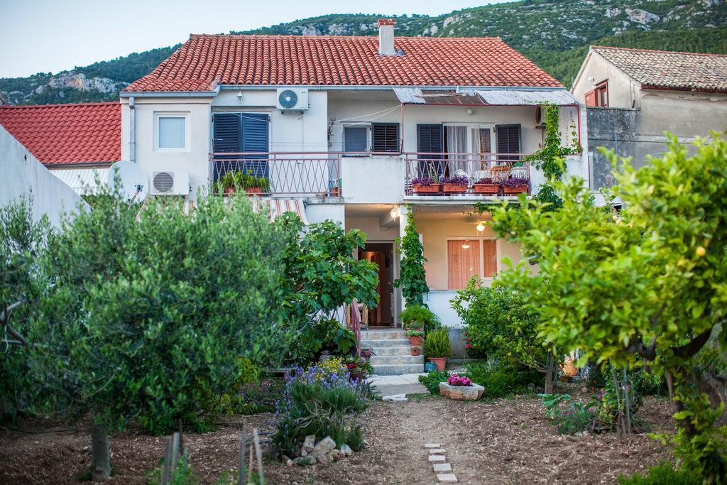 Garden Apartments Komiža Exteriör bild