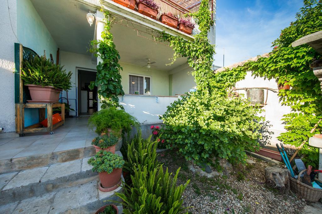 Garden Apartments Komiža Exteriör bild