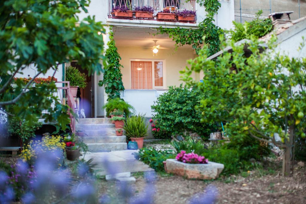 Garden Apartments Komiža Exteriör bild